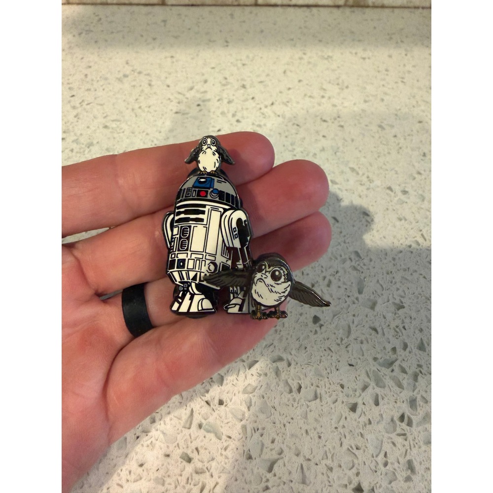 Disney Star Wars R2-D2 Porg Moving Wings Pin